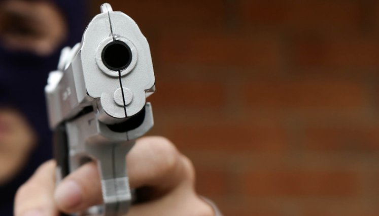 La legislación Colombia no considera letales las armas traumáticas y de fogueo, Sin embargo, lo pueden ser, dependiendo de la distancia y el lugar del impacto. Aunque la punta del proyectil sea de goma, puede perforar no solo la piel, sino el tejido muscular, llegando a causar la muerte. / Foto: Colprensa 