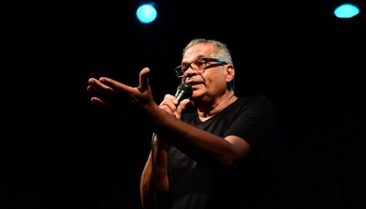 El cuentero comenzó como músico, actualmente posee más de 40 años contando historias para niños y adultos. 