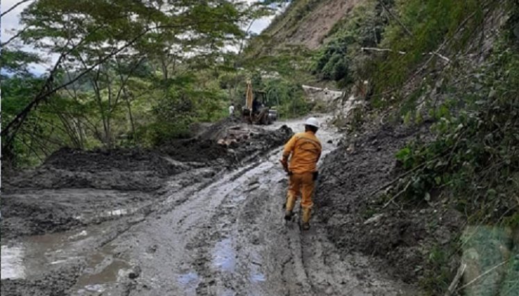 Los vehículos se dañan por el mal estado de la carretera.