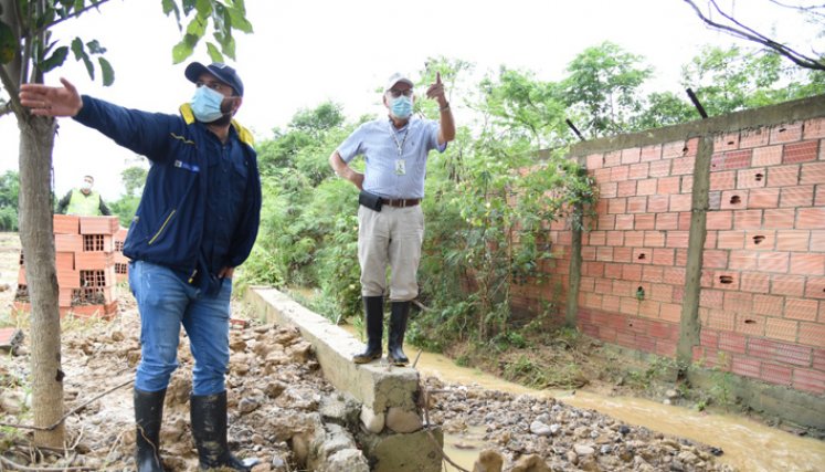 Huber Plaza, secretario de Gestión del Riesgo de Desastres, junto al alcalde Jaio Yáñez, inspeccionando obras de mitigación de e,ergencia. / Foto: Cortesía