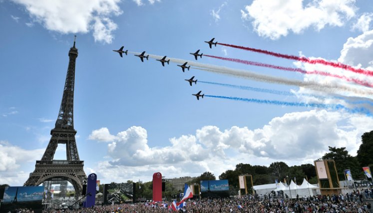 La patrulla aérea francesa 'Patrouille de France' sobrevuela la aldea de fans de El Trocadero frente a la Torre Eiffel, en París, tras la transmisión de la ceremonia de clausura de los Juegos Olímpicos de Tokio 2020. / Foto: AFP