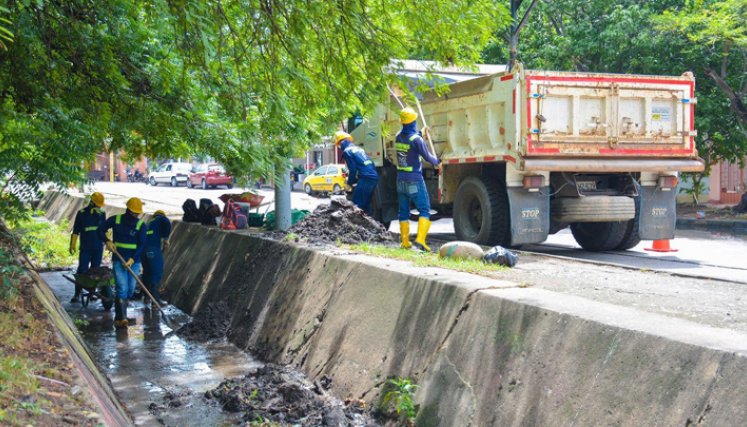 Aguas Kpital invitó a la comunidad a hacer buen uso de los canales y a velar porque no se arroje ningún tipo de enseres que dificulten el tránsito de las lluvias y contaminen la ciudad.