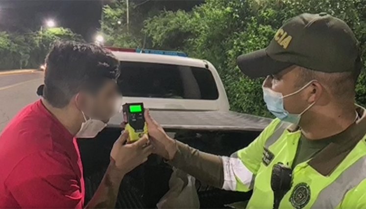 Entre el viernes, sábado y domingo hallaron a 23 conductores en estado de embriaguez, quienes recibieron comparendos y les inmovilizaron sus vehículos. / Foto: Policía