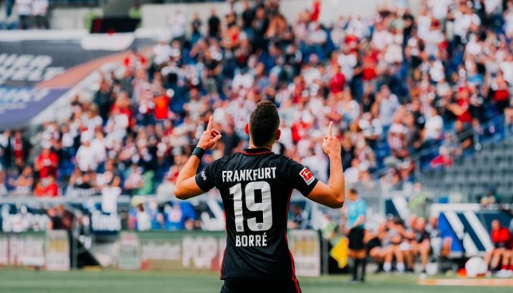 El domingo será un día especial para los aficionados colombianos porque se dará el estreno oficial del barranquillero Rafael Santos Borré con el Frankfurt. Foto: Twitter