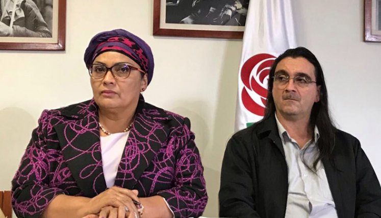 Victoria Sandino, senadora por el partido Comunes, junto a Jairo Quintero. / Foto: Colprensa