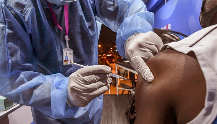 La variante delta es de alto contagio. Las autoridades sanitarias recomiendan vacunarse contra el coronavirus. / Foto: AFP