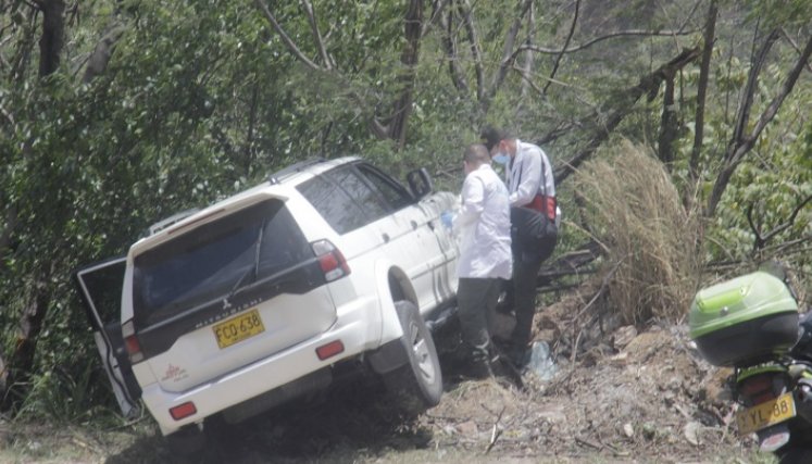 La camioneta de la víctima fue chocada a un costado de la vía.