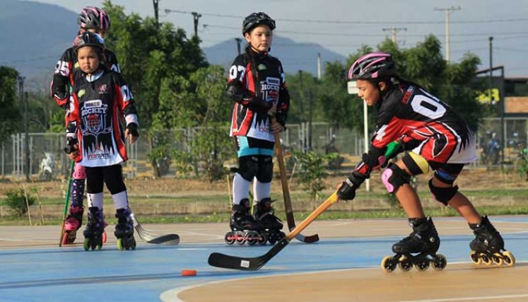 Habilidad, destreza, coordinación y movilidad es la que se maneja en el hockey de patinaje en línea.  