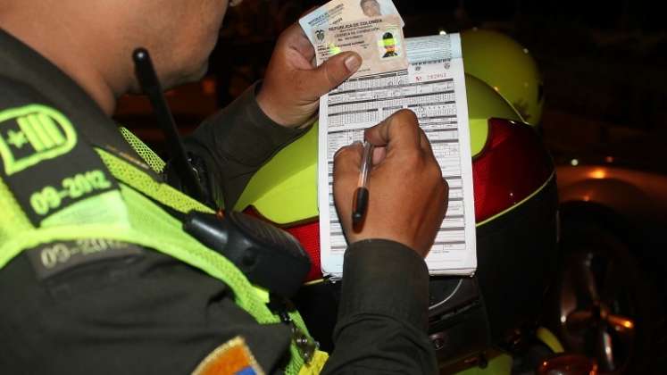 Policías de Cúcuta colocando comparendos.