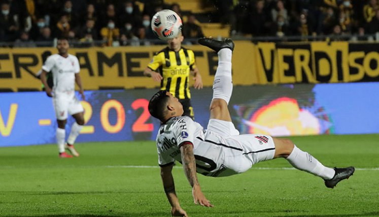 Atlético Paranaense versus Peñarol en Copa Sudamericana.