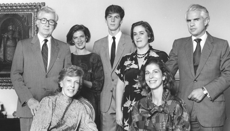 En los primeros días de su gobierno se tomó esta foto familiar en la que aparece Virgilio Barco con su esposa Carolina Isakson y sus cuatro hijos (de izq a der): Diana, Virgilio, Julia y Carolina (sentada).  También aparece Mauricio Botero, quien en esa época era esposo de Carolina. / Foto: Hernán Díaz