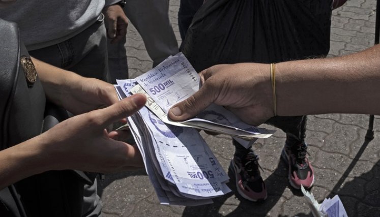 La escasez de efectivo es crónica y falta cambio en Venezuela./AFP