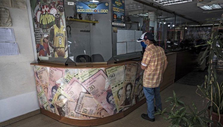 La moneda venezolana prácticamente perdió la totalidad de su valor./ AFP