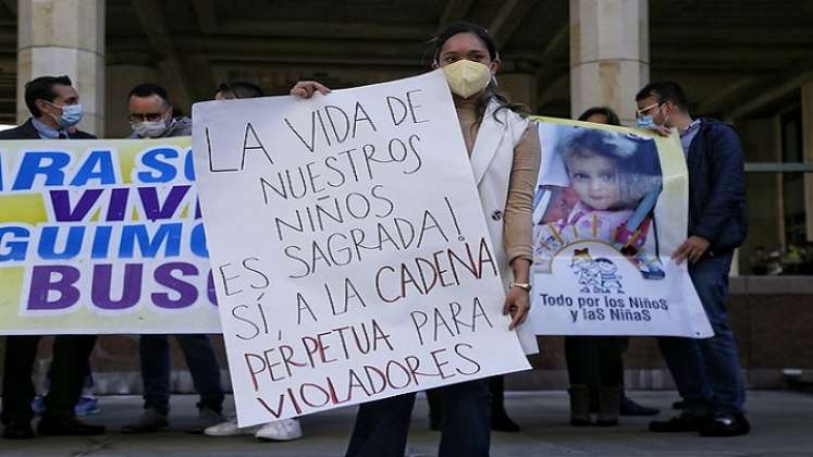 Plantón frente a la Corte Constitucional para pedir al alto tribunal que respalde la reforma que estableció la pena perpetua para violadores de niños. / COLPRENSA