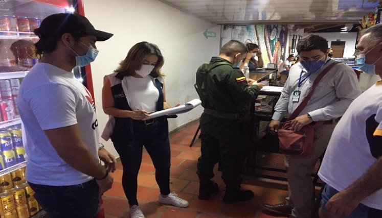 Integrantes del equipo COVID de Ocaña orientan a los comerciantes de la región sobre los protocolos de bioseguridad./ Foto Cortesía