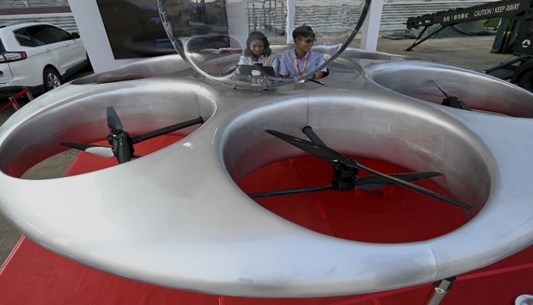 China presentó los nuevos equipos de su fuerza aérea, como drones de vigilancia o de ataque./AFP