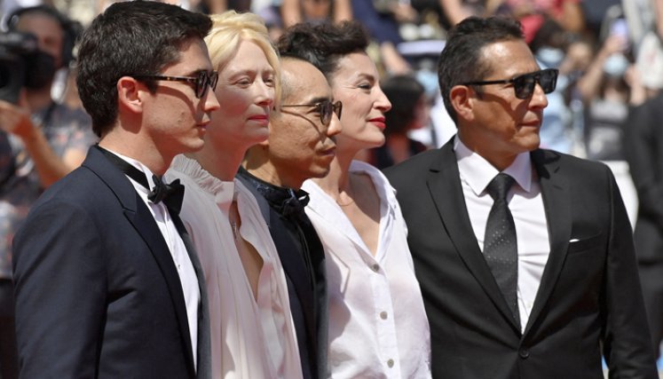 Juan Pablo Urrego, Tilda Swinton, el director Apichatpong Weerasethakul, Jeanne Balibar y el actor cucuteño Elkin Díaz./ Foto AFP.