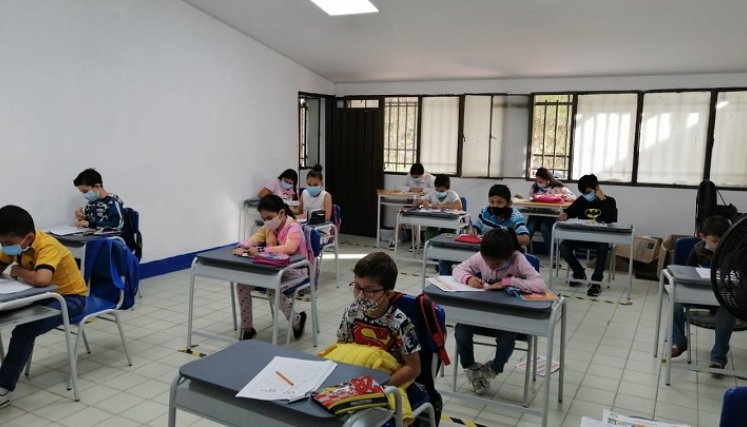 En los colegios se hace el seguimiento a todos los protocolos de bioseguridad para el regreso gradual, seguro y efectivo de los niños a las aulas de clases. / Cortesía/ La Opinión 
