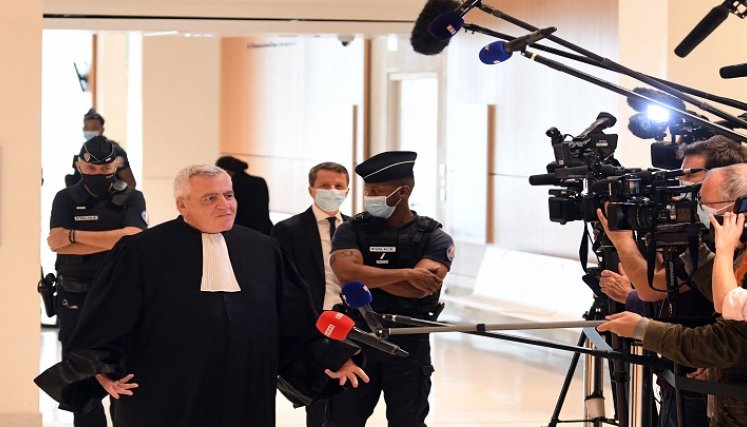 Thierry Herzog, abogado del expresidente francés Nicolas Sarkozy responde a las preguntas de los periodistas tras el fallo del tribunal en el llamado juicio del caso Bygmalion./AFP