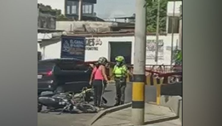 La omisión de pare, origina incidente entre una mujer y patrullera de tránsito 