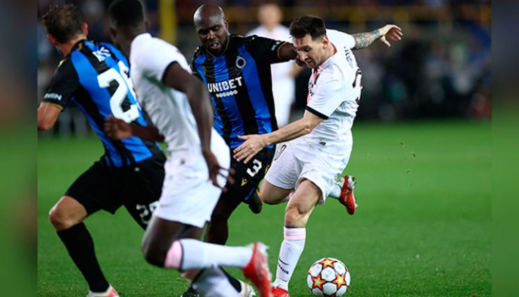 Eder Álvarez Balanta frente a Lionel Messi en la Champions League. 