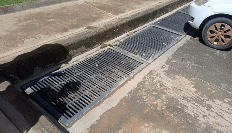 En la zona de parqueadero, se construyó un desagüe amplio.