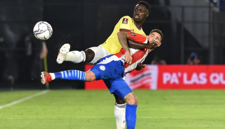 Dávinson recibió tarjeta amarilla en el duelo ante Paraguay, y por acumulación no podría estar en el encuentro de este jueves ante Chile. / Foto: AFP