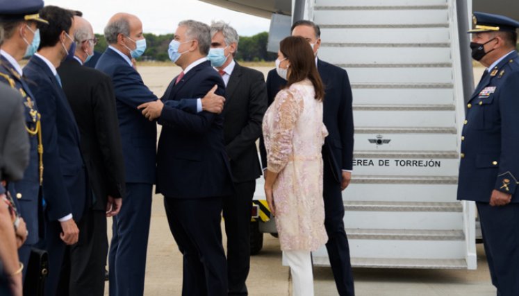 En Madrid, Duque fue recibido por María Sebastián de Erice, introductora de embajadores, Juan Fernández Trigo, secretario de Estado para Iberoamérica, Marcos Gómez, embajador de España en Colombia y el comandante de la Base Aérea. 