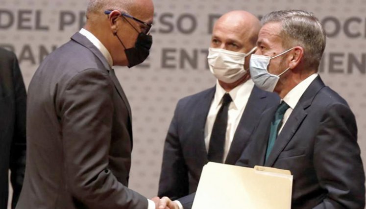 Jorge Rodríguez, presidente del parlamento oficialista y Gerardo Blyde, representante de la oposicion venezolana, se reunieron en México para iniciar una mesa de diálogo.  / Foto: AFP