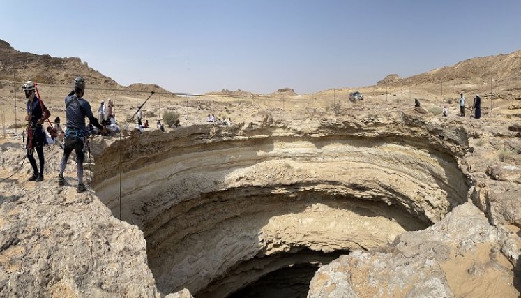 Espeleólogos exploran el pozo del infierno