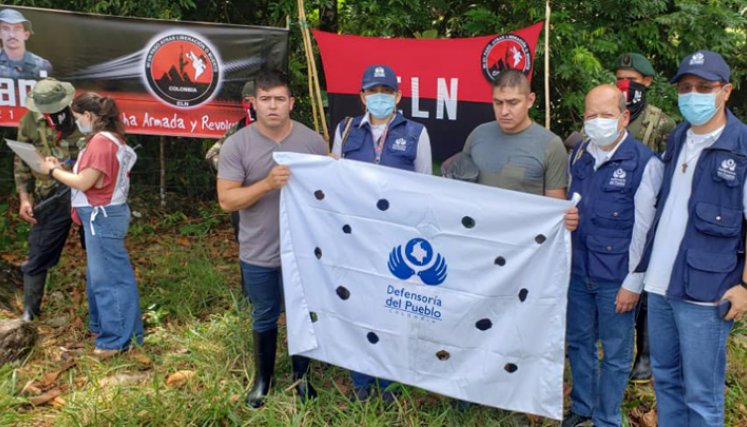 Los dos militares fueron recibidos por una comisión humanitaria integrada por la Defensoría del Pueblo, la Iglesia Católica y la Cruz Roja Internacional. / Foto: Colprensa