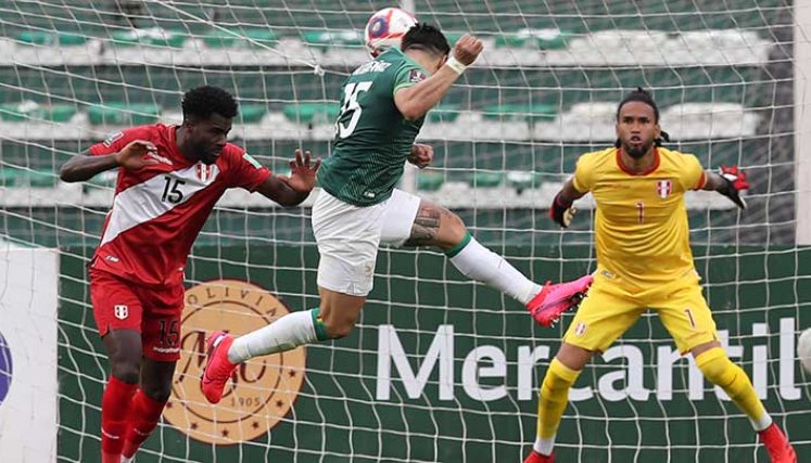 Bolivia sorprendió a Perú en La Paz y lo derrotó 1-0.