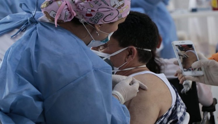 las proyecciones de las autoridades sanitarias dicen que a finales de este mes el país podría entrar en el cuarto pico de contagios./ Archivo La Opinión