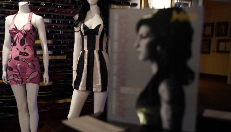 Subastan ropa y objetos de Amy Winehouse