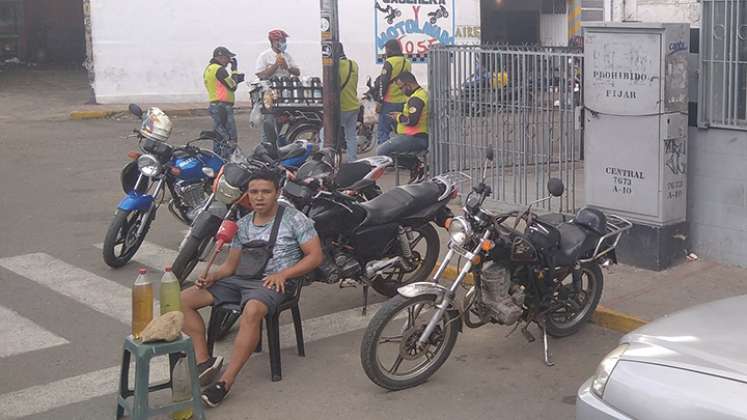 Los mototaxistas, pero también el transporte público dependen de la gasolina que pasa por las trochas para poder trabajar.