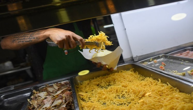 arepa con rellenos tan diversos como el queso blanco o la carne, pasando por frijoles o una mezcla de aguacate, pollo y mayonesa llamada "reina pepiada"./AFP
