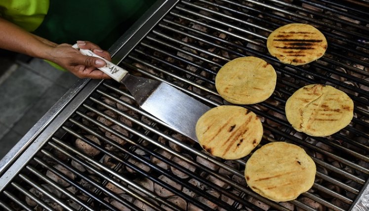 La arepa es el alimento por excelencia en Venezuela. /AFP