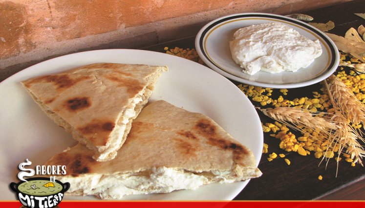 AREPA DE TRIGO CON NATA