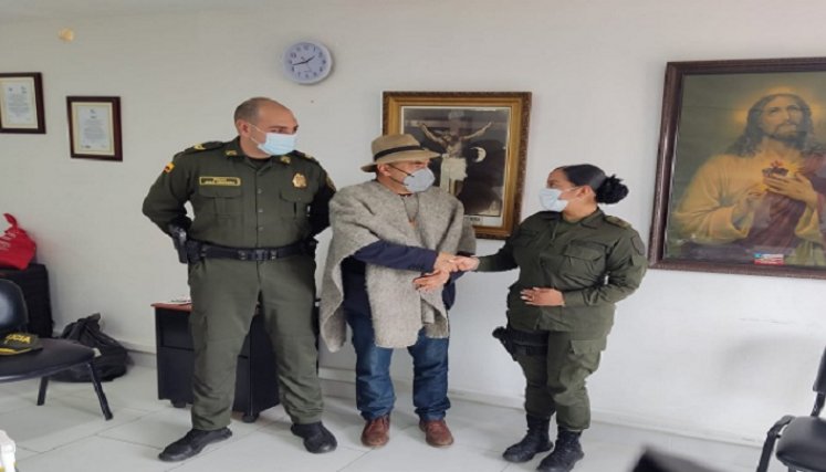 El alcalde.Jorge Rojas, exaltó a la subteniente, Jana Bastidas, comandante de la Estación de Policía. Foto: Cortesía / La Opinión.