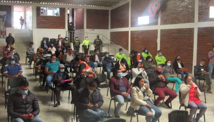 La comunidad, usuarios, transportadores y gremios participaron en lasocialización. Foto: Roberto Ospino/La Opinión.