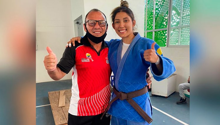 Catalina Lamadrid junto al entrenador Édgardo Gómez. 
