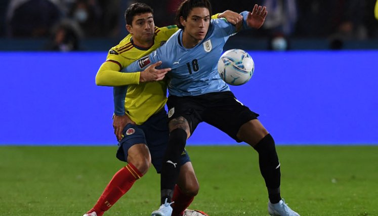 Stefan Medina, Selección Colombia ante Édison Cavani. 