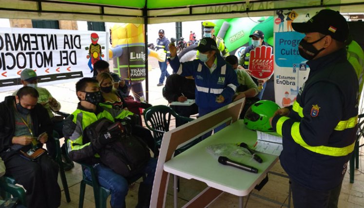 Los agentes de tránsito adelantan campañas preventiva con conductores. Foto: Cortesía/La Opinión.
