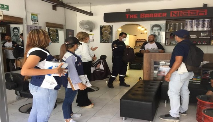 En aras de verificar el cumplimiento de los protocolos de bioseguridad durante la temporada alta de fin y comienzos de año, el Escuadrón Móvil Anti-COVID visita los establecimientos comerciales.