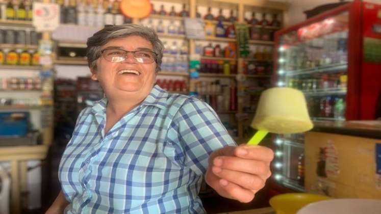 Con una sonrisa la monja retirada brinda los helados a los turistas de distintas partes del mundo.