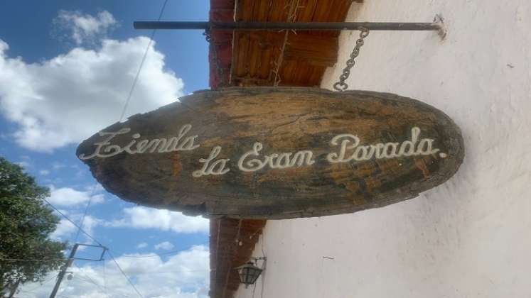 La cita es en la tradicional tienda en una esquina del parque principal.