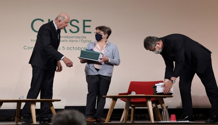 Presidente de la Comisión, Jean-Marc Sauve, entrega copias del informe al obispo Eric de Moulins-Beaufort, presidente de la Conferencia Episcopal de Francia, y a la hermana Veronique Margron, presidenta de la Conferencia de Religiosos de Francia./ AFP