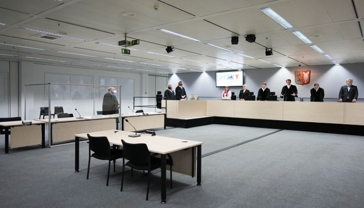 Los jueces durante el juicio contra exsecretario de 96 años del comandante de las SS del campo de concentración de Stutthof en la sala del tribunal en Itzehoe, en Alemania./AFP
