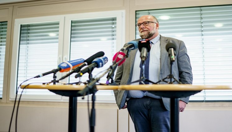 Wolf Molkentin, abogado de un exsecretario de 96 años del comandante de las SS del campo de concentración de Stutthof./ AFP