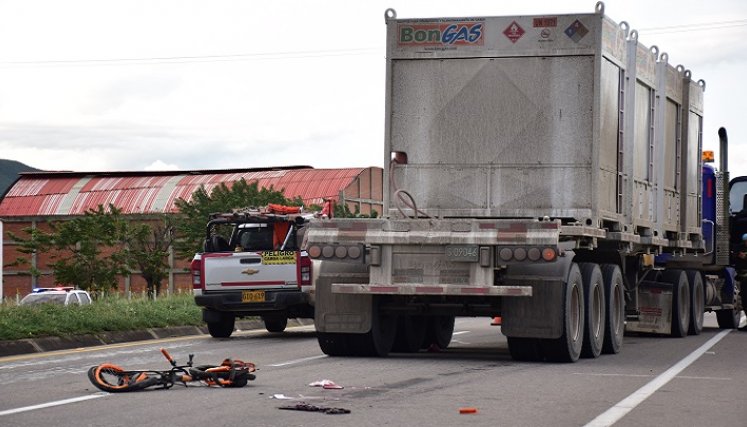 Unidades de la Policía de Tránsito y Transporte llegaron al sitio del accidente a establecer cómo se registró.